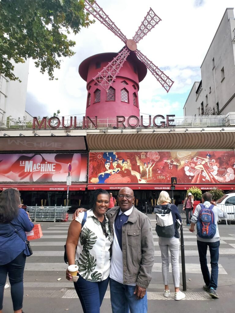 image of Af and Be in Paris as tourist in front of Moulin Rouge