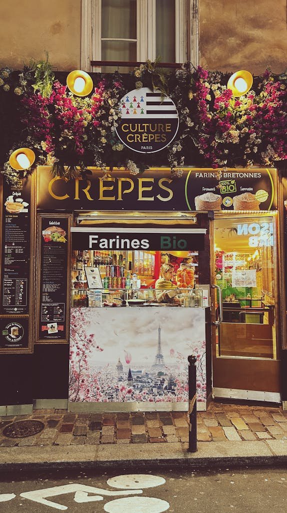 A store front with a sign that says crepes